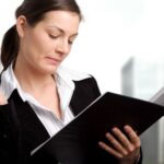 Folder en todas las medidas mujer con folder en mano