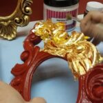 Laminillas Doradas Faber Castell Paquete X25 Marco Siendo Decorado Con Laminillas Doradas