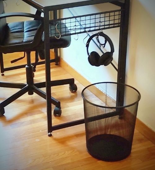 Papelera De Oficina De Malla En Varios Tamanos En Una Habitacion