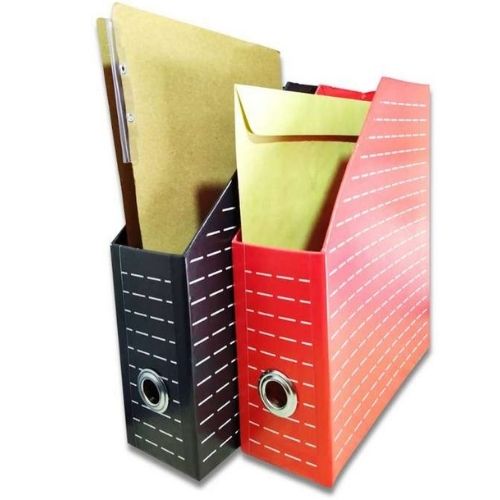 Revistero De Carton Forrado Industrial En Varios Colores Rojo Y Negro usando