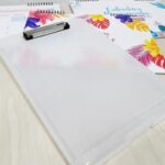 Tabla Porta Documentos De Apoyo Plastica Color transparente sobre mesa