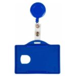 Yoyo Porta Escarapela En Todos Los Colores Azul Sujetando Una Escarapela