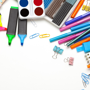 artículos mas vendidos en papelería sobre una mesa