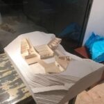 persona aprendiendo a hacer maquetas