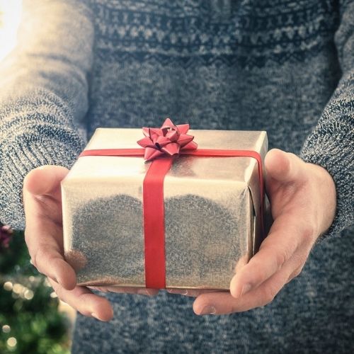 cinta de papel para monos manos ofreciendo regalo