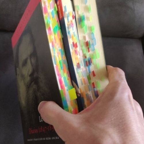 separadores adhesivos gipao en paquete de varios colores persona usando separador